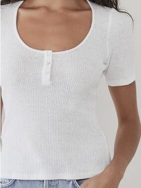 Vince White Ribbed Scoop Neck Short Sleeve Henley. Size Small